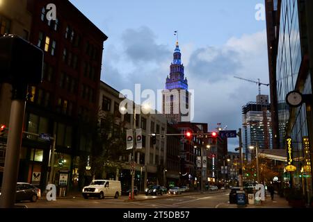 Oben auf dem Tower City Tower in Cleveland, von der Euclid Avenue im frühen Morgenlicht Anfang November 2023 aus gesehen Stockfoto