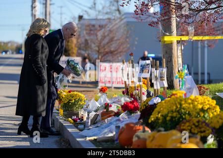 Lewiston, Usa. November 2023. US-Präsident Joe Biden, Right, und First Lady Jill Biden platzieren Blumen an der provisorischen Gedenkstätte für die Opfer der Massenerschießung vor Schemengees Bar and Grille, 3. November 2023 in Lewiston, Maine. 18 Menschen wurden in der Nacht auf den 25. Oktober bei einer Massenerschießung an zwei Orten in Lewiston, Maine, getötet. Quelle: Adam Schultz/White House Photo/Alamy Live News Stockfoto