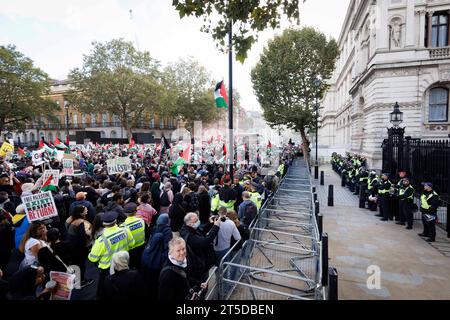 Tausende versammeln sich heute Nachmittag im Zentrum von London zu einem marsch zur Unterstützung Palästinas. Der marsch begann von der BBC in der Nähe des Oxford Circus bis zur Downing Street Stockfoto