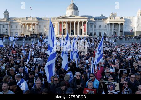 Tausende versammeln sich heute Nachmittag auf dem Trafalgar Square, um das jüdische Volk gegen die Hamas zu unterstützen. Im Bild: Die Menschen schwenken die jüdische Flagge Stockfoto