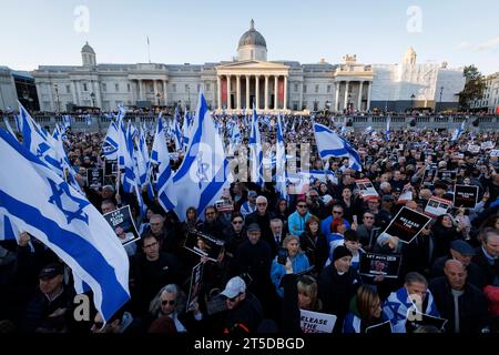 Tausende versammeln sich heute Nachmittag auf dem Trafalgar Square, um das jüdische Volk gegen die Hamas zu unterstützen. Im Bild: Die Menschen hissen die jüdische Flagge und si Stockfoto