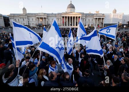 Tausende versammeln sich heute Nachmittag auf dem Trafalgar Square, um das jüdische Volk gegen die Hamas zu unterstützen. Im Bild: Die Menschen hissen die jüdische Flagge und si Stockfoto