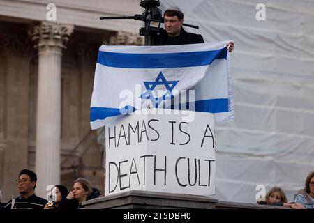 Tausende versammeln sich heute Nachmittag auf dem Trafalgar Square, um das jüdische Volk gegen die Hamas zu unterstützen. Im Bild: Ein Mann hält eine jüdische Fahne hoch Stockfoto