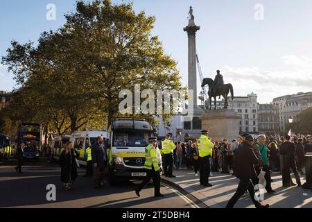 Tausende versammeln sich heute Nachmittag auf dem Trafalgar Square, um das jüdische Volk gegen die Hamas zu unterstützen. Im Bild: Die Polizei ist in der Nähe des ral anwesend Stockfoto