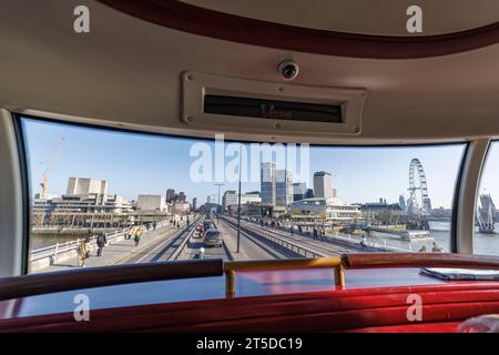 Sadiq Khan zum Axe Wahrzeichen Bus Route 11 eine Woche vor der Krönung. Im Bild: Der Blick auf das London Eye von der Windschutzscheibe, während Bus 11 vorbeifährt Stockfoto