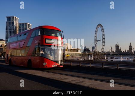 Sadiq Khan zum Axe Wahrzeichen Bus Route 11 eine Woche vor der Krönung. Im Bild: Ein Bus 11 fährt durch die Waterloo Bridge vor dem London Eye. Im Stockfoto