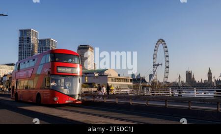 Sadiq Khan zum Axe Wahrzeichen Bus Route 11 eine Woche vor der Krönung. Im Bild: Ein Bus 11 fährt durch die Waterloo Bridge vor dem London Eye. Im Stockfoto