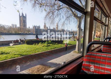 Sadiq Khan zum Axe Wahrzeichen Bus Route 11 eine Woche vor der Krönung. Im Bild: Der Blick auf das Parlament von den Seitenfenstern eines Busses 11, der durch Stockfoto