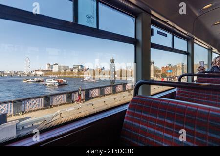 Sadiq Khan zum Axe Wahrzeichen Bus Route 11 eine Woche vor der Krönung. Im Bild: Der Blick auf das London Eye von den Seitenfenstern eines Busses 11, der durch Stockfoto