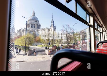 Sadiq Khan zum Axe Wahrzeichen Bus Route 11 eine Woche vor der Krönung. Im Bild: Der Blick auf St. Pauls Kathedrale von den Seitenfenstern eines Bus 11 Passi Stockfoto