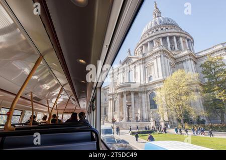 Sadiq Khan zum Axe Wahrzeichen Bus Route 11 eine Woche vor der Krönung. Im Bild: Der Blick auf St. Pauls Kathedrale von den Seitenfenstern eines Bus 11 Passi Stockfoto