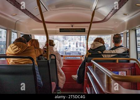 Sadiq Khan zum Axe Wahrzeichen Bus Route 11 eine Woche vor der Krönung. Im Bild: Allgemeiner Blick in einen Bus 11, der durch die Fleet Street fährt. Bild s Stockfoto