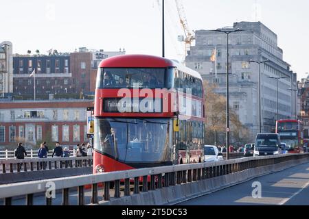 Sadiq Khan zum Axe Wahrzeichen Bus Route 11 eine Woche vor der Krönung. Im Bild: Bus 11 fährt durch Waterloo Bridge. Bild aufgenommen am 19. April 2023. © Stockfoto