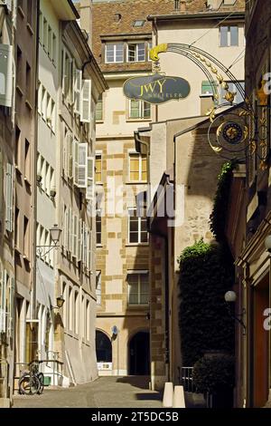 Fragment einer Straße in der Altstadt von Genf mit alten Häusern, Außenfassaden und Fenstern mit alten Holzläden. Genf, Schweiz. Stockfoto