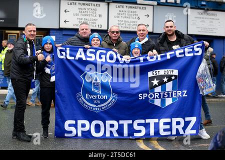 Liverpool, Großbritannien. November 2023. Eine Gruppe schottischer Everton-Fans vor dem Boden mit einem Banner. Premier League Spiel Everton gegen Brighton & Hove Albion im Goodison Park in Liverpool am Samstag, 4. November 2023. Dieses Bild darf nur für redaktionelle Zwecke verwendet werden. Nur redaktionelle Verwendung, Bild von Chris Stading/Andrew Orchard Sportfotografie/Alamy Live News Credit: Andrew Orchard Sportfotografie/Alamy Live News Stockfoto