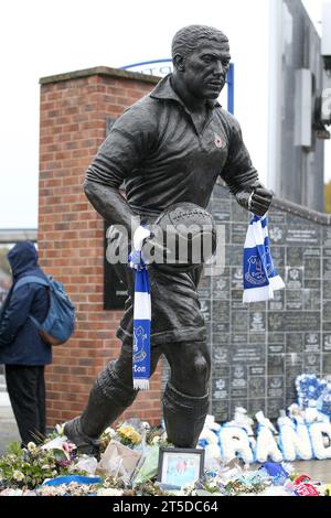 Liverpool, Großbritannien. November 2023. Allgemeiner Blick auf die Dixie Dean Statue vor Goodison Park, Heimat von Everton. Premier League Spiel Everton gegen Brighton & Hove Albion im Goodison Park in Liverpool am Samstag, 4. November 2023. Dieses Bild darf nur für redaktionelle Zwecke verwendet werden. Nur redaktionelle Verwendung, Bild von Chris Stading/Andrew Orchard Sportfotografie/Alamy Live News Credit: Andrew Orchard Sportfotografie/Alamy Live News Stockfoto