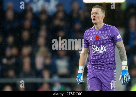 Liverpool, Großbritannien. November 2023. Jordan Pickford, der Torhüter von Everton, sieht an. Premier League Spiel Everton gegen Brighton & Hove Albion im Goodison Park in Liverpool am Samstag, 4. November 2023. Dieses Bild darf nur für redaktionelle Zwecke verwendet werden. Nur redaktionelle Verwendung, Bild von Chris Stading/Andrew Orchard Sportfotografie/Alamy Live News Credit: Andrew Orchard Sportfotografie/Alamy Live News Stockfoto