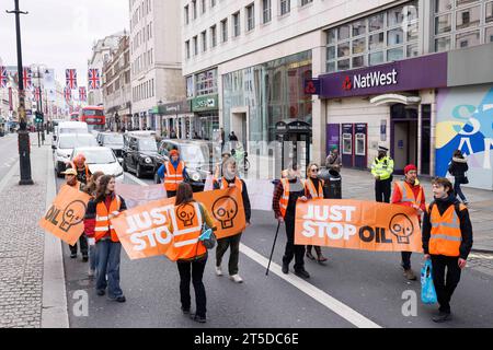 Halten Sie die Ölprotestierenden einfach auf, langsam entlang des Strandes zu marschieren, was einen milden Verkehr verursacht. Bild aufgenommen am 24. April 2023. © Belinda Jiao jiao.bilin@gmail.com 0 Stockfoto