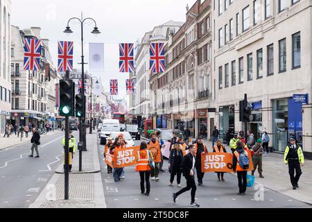 Halten Sie die Ölprotestierenden einfach auf, langsam entlang des Strandes zu marschieren, was einen milden Verkehr verursacht. Bild aufgenommen am 24. April 2023. © Belinda Jiao jiao.bilin@gmail.com 0 Stockfoto