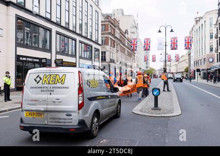 Halten Sie die Ölprotestierenden einfach auf, langsam entlang des Strandes zu marschieren, was einen milden Verkehr verursacht. Bild aufgenommen am 24. April 2023. © Belinda Jiao jiao.bilin@gmail.com 0 Stockfoto