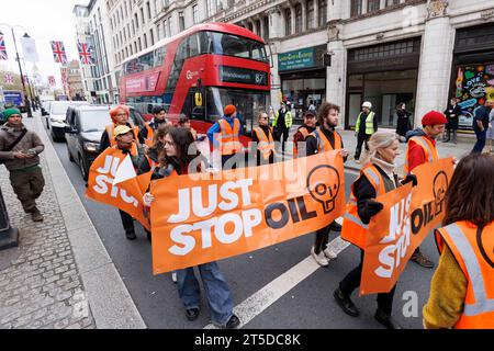 Halten Sie die Ölprotestierenden einfach auf, langsam entlang des Strandes zu marschieren, was einen milden Verkehr verursacht. Bild aufgenommen am 24. April 2023. © Belinda Jiao jiao.bilin@gmail.com 0 Stockfoto