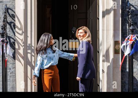 MccLi0004082 Frau Murty begrüßt die First Lady der Ukraine, Olena Zelenska, in der Downing Street. Bild am 4. Mai 2023. © Belinda Jiao jiao.bil Stockfoto