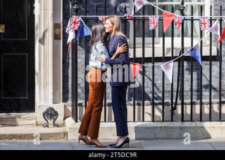 MccLi0004082 Frau Murty begrüßt die First Lady der Ukraine, Olena Zelenska, in der Downing Street. Bild am 4. Mai 2023. © Belinda Jiao jiao.bil Stockfoto