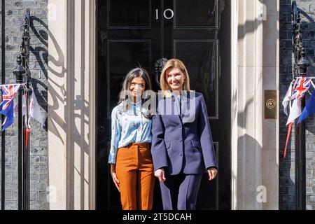 MccLi0004082 Frau Murty begrüßt die First Lady der Ukraine, Olena Zelenska, in der Downing Street. Bild am 4. Mai 2023. © Belinda Jiao jiao.bil Stockfoto