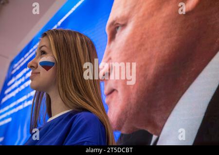 Moskau, Russland. November 2023. Ein Mädchen mit einem russischen Dreikolor im Gesicht wird auf der internationalen Ausstellung und dem Forum der Russia Expo im VDNKh-Ausstellungszentrum in Moskau, Russland, gesehen Stockfoto