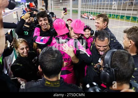 Sakhir, Bahrain. November 2023. Iron Dames, Feier während der BAPCo Energies WEC 8 Stunden, Bahrain. , . FIA Langstrecken-Weltmeisterschaft, vom 1. Bis 4. November 2023 auf dem Bahrain International Circuit, in Sakhir, Bahrain - Foto Antonin Vincent/DPPI Credit: DPPI Media/Alamy Live News Credit: DPPI Media/Alamy Live News Stockfoto