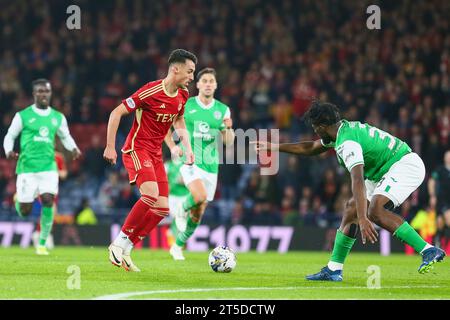 Glasgow, Schottland. November 23. Glasgow, Großbritannien. Im ersten Halbfinale der schottischen Via Play spielte Hibernian FC Aberdeen FC im Hampden Park Glasgow, Schottland. Die Endpunktzahl war Hibernian 0 - Aberdeen 1. Das Siegertor erzielte Miovski (Aberdeen 9) in 78 Minuten. Quelle: Findlay/Alamy Live News Stockfoto