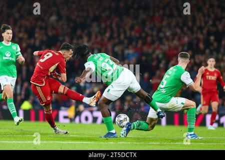 Glasgow, Schottland. November 23. Glasgow, Großbritannien. Im ersten Halbfinale der schottischen Via Play spielte Hibernian FC Aberdeen FC im Hampden Park Glasgow, Schottland. Die Endpunktzahl war Hibernian 0 - Aberdeen 1. Das Siegertor erzielte Miovski (Aberdeen 9) in 78 Minuten. Quelle: Findlay/Alamy Live News Stockfoto