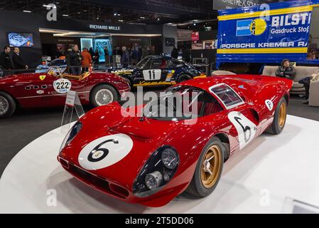 Paris, Frankreich - Rétromobile 2020. Konzentrieren Sie sich auf einen 1967 roten Ferrari 330 P4 Stockfoto