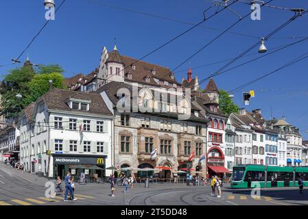 Basel, Schweiz: Die mit einer Fassade geschmückte Brasserie zum Braunen Mutz am Barfüsserplatz. Stockfoto