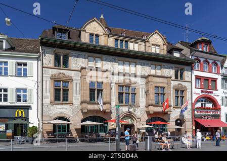 Basel, Schweiz: Die mit einer Fassade geschmückte Brasserie zum Braunen Mutz am Barfüsserplatz. Stockfoto