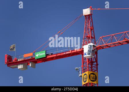 Basel, Schweiz - Roter Turmkran Wolff WK 192 FL auf Baustelle. Stockfoto