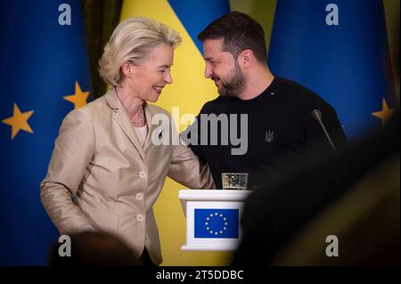 Kiew, Ukraine. November 2023. Die Präsidentin der Europäischen Kommission Ursula von der Leyen, links, umarmt den ukrainischen Präsidenten Wolodymyr Zelenskyj, rechts, nach einer gemeinsamen Pressekonferenz im Mariinski-Palast am 4. November 2023 in Kiew, Ukraine. Kredit: Ukrainischer Ratsvorsitz/Pressestelle Des Ukrainischen Präsidenten/Alamy Live News Stockfoto