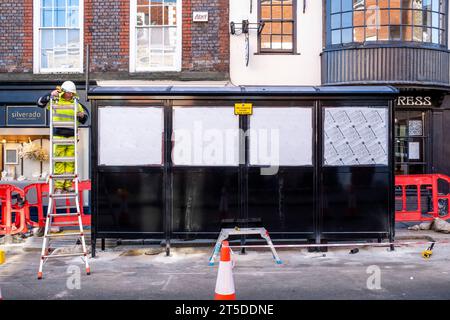 Eine neue Bushaltestelle wird in der High Street, Lewes, East Sussex, Großbritannien gebaut Stockfoto