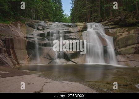 Mumlava Wasserfall, Bergfluss Mumlava, Krkonose Nationalpark. Lange Belichtung mit neutralem Dichtefilter. Stockfoto