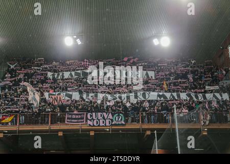 Genua, Italien. November 2023. Palermo F.C. Fans während des italienischen Fußballspiels der Serie BKT Sampdoria gegen Palermo F.C. im Luigi FerrarisStadium, Genova, Italien, 4. November 2023 Credit: Independent Photo Agency/Alamy Live News Stockfoto