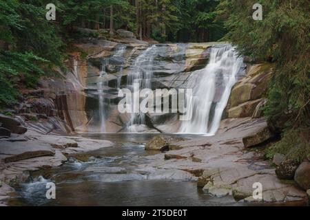 Mumlava Wasserfall. Bergfluss Mumlava, Krkonose Nationalpark, Tschechische Republik, Sommernachmittag. Stockfoto