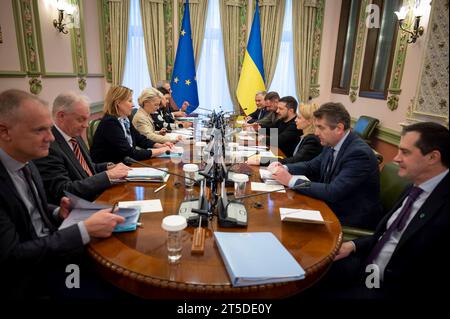 Kiew, Ukraine. November 2023. Ukrainischer Präsident Wolodymyr Zelenskyj, rechts, kommentiert während eines erweiterten bilateralen Treffens mit der Präsidentin der Europäischen Kommission Ursula von der Leyen, links und Delegation im Mariinski-Palast am 4. November 2023 in Kiew, Ukraine. Kredit: Ukrainischer Ratsvorsitz/Pressestelle Des Ukrainischen Präsidenten/Alamy Live News Stockfoto