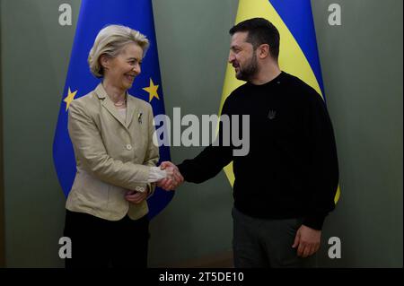 Kiew, Ukraine. November 2023. Der ukrainische Präsident Wolodymyr Zelenskyj, rechts, begrüßt die Präsidentin der Europäischen Kommission Ursula von der Leyen, links, am 4. November 2023 im Mariinski-Palast in Kiew, Ukraine. Kredit: Ukrainischer Ratsvorsitz/Pressestelle Des Ukrainischen Präsidenten/Alamy Live News Stockfoto