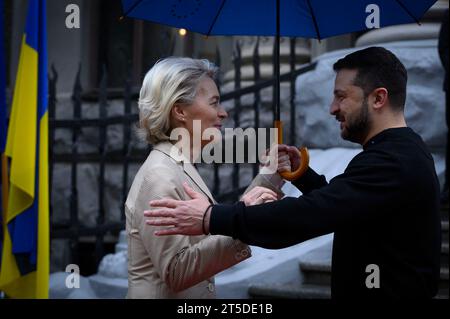 Kiew, Ukraine. November 2023. Der ukrainische Präsident Wolodymyr Zelenskyj (rechts) begrüßt die Präsidentin der Europäischen Kommission Ursula von der Leyen (links) bei der Ankunft im Mariinski-Palast am 4. November 2023 in Kiew, Ukraine. Kredit: Ukrainischer Ratsvorsitz/Pressestelle Des Ukrainischen Präsidenten/Alamy Live News Stockfoto