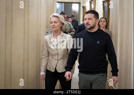 Kiew, Ukraine. November 2023. Der ukrainische Präsident Wolodymyr Zelenskyj (rechts) begleitet die Präsidentin der Europäischen Kommission Ursula von der Leyen (links) zu bilateralen Treffen im Mariinski-Palast am 4. November 2023 in Kiew, Ukraine. Kredit: Ukrainischer Ratsvorsitz/Pressestelle Des Ukrainischen Präsidenten/Alamy Live News Stockfoto