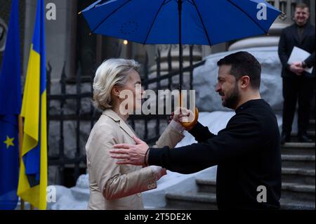 Kiew, Ukraine. November 2023. Der ukrainische Präsident Wolodymyr Zelenskyj (rechts) begrüßt die Präsidentin der Europäischen Kommission Ursula von der Leyen (links) bei der Ankunft im Mariinski-Palast am 4. November 2023 in Kiew, Ukraine. Kredit: Ukrainischer Ratsvorsitz/Pressestelle Des Ukrainischen Präsidenten/Alamy Live News Stockfoto