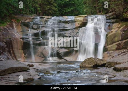 Mumlava Wasserfall. Bergfluss Mumlava, Krkonose Nationalpark, Tschechische Republik, Sommernachmittag. Stockfoto