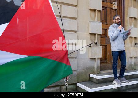 Bath, UK. November 2023. Vor einem protestmarsch durch die Straßen von Bath wird Mohammed Alruzzi vor der Abtei Bath abgebildet, während er mit propalästinensischen Anhängern spricht, die aufgetaucht sind, um ihre Unterstützung für das palästinensische Volk zu zeigen und jetzt einen Waffenstillstand zu fordern. Der protestmarsch „Waffenruhe jetzt“ und die Kundgebung wurden abgehalten, damit die Menschen solidarisch mit dem palästinensischen Volk stehen und gegen die jüngsten israelischen Aktionen im Gaza-Streifen protestieren konnten. Quelle: Lynchpics/Alamy Live News Stockfoto