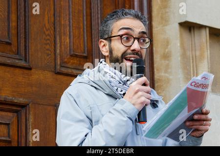 Bath, UK. November 2023. Vor einem protestmarsch durch die Straßen von Bath wird Mohammed Alruzzi vor der Abtei Bath abgebildet, während er mit propalästinensischen Anhängern spricht, die aufgetaucht sind, um ihre Unterstützung für das palästinensische Volk zu zeigen und jetzt einen Waffenstillstand zu fordern. Der protestmarsch „Waffenruhe jetzt“ und die Kundgebung wurden abgehalten, damit die Menschen solidarisch mit dem palästinensischen Volk stehen und gegen die jüngsten israelischen Aktionen im Gaza-Streifen protestieren konnten. Quelle: Lynchpics/Alamy Live News Stockfoto