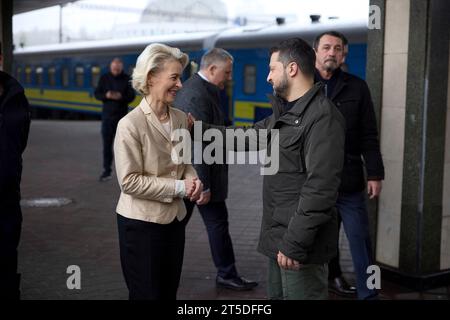 Kiew, Ukraine. November 2023. Der ukrainische Präsident Wolodymyr Zelenskyj, rechts, dankt der Präsidentin der Europäischen Kommission Ursula von der Leyen, links, während sie nach Gesprächen am Hauptbahnhof am 4. November 2023 in Kiew, Ukraine, abreist. Kredit: Ukrainischer Ratsvorsitz/Pressestelle Des Ukrainischen Präsidenten/Alamy Live News Stockfoto